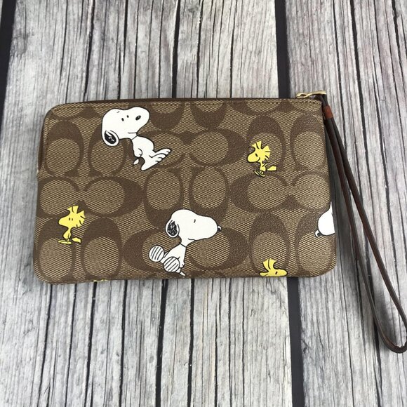 NWT Coach X Peanuts Corner Zip Wristlet Wallet With Snoopy & Woodstock - Picture 2 of 8